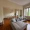 Stylish 3-Bedroom Apartment in Prestigious Florence-16