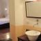 2 Bed House Sleeps 5 - Terrace - Communal Pool-7
