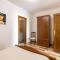 Apartment with veranda and private parking-8