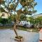 Casa vacanze con giardino e posto auto-12