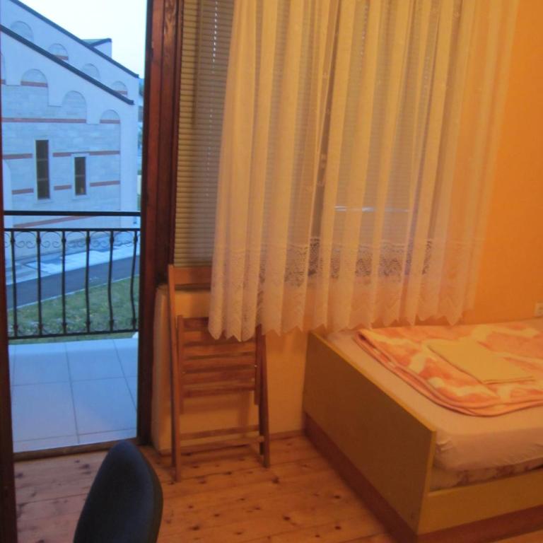 Bravo Guest House - Dvokrevetna Soba sa Bračnim Krevetom (Queen-size) i Balkonom - 4