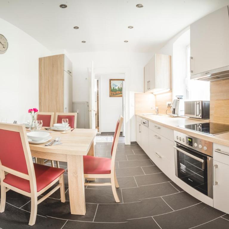 Ferienwohnung Alpi - Two-Bedroom Apartment with Garden & Mountain View - 1