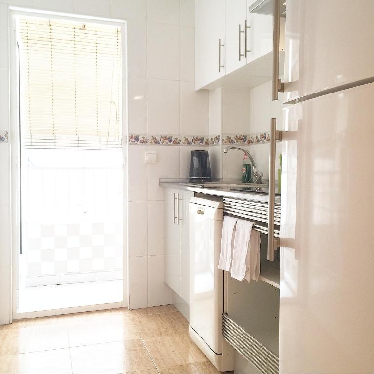 COSY 3 BED APT 200m FROM BEACH WiFi - Apartamento con vistas al mar - 12
