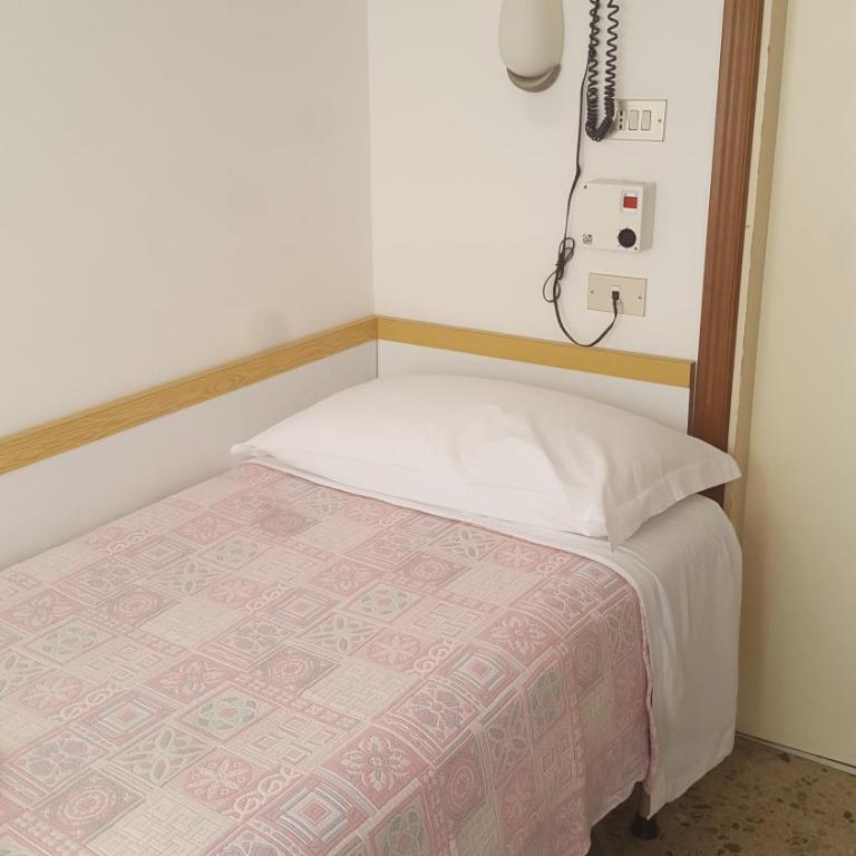 Albergo Sabrina - Camera Singola con Bagno Privato Esterno - 1