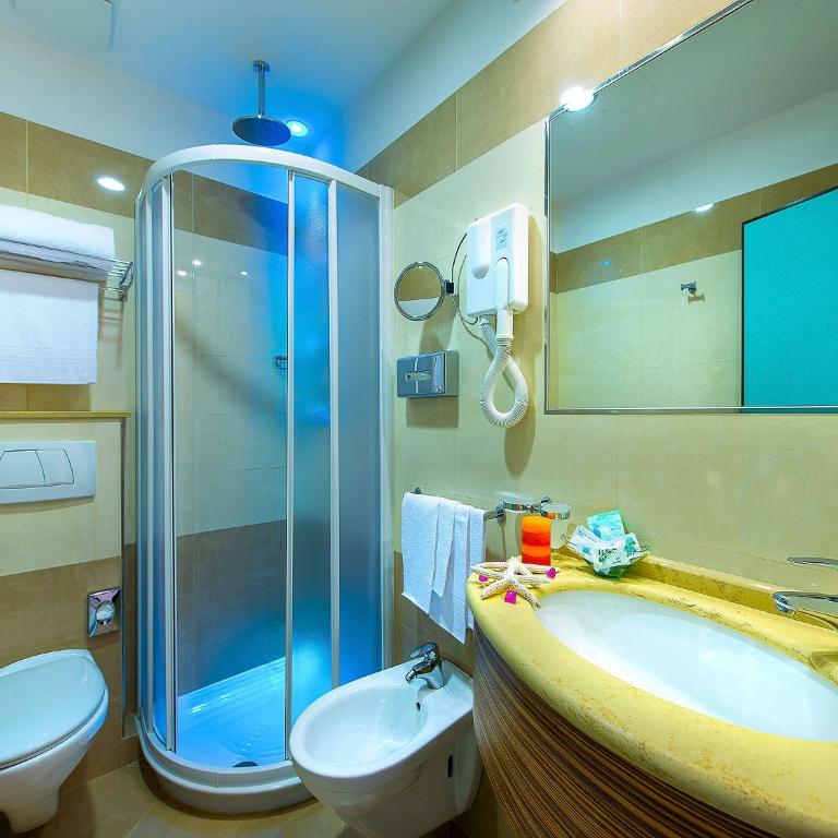 Hotel Ariane - BEACHFRONT, XXL Breakfast & Sea View - Camera Quadrupla con Vista Mare - 5