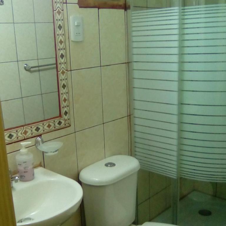 Hospedaje Los Calafates - Habitación Doble con baño privado - 1 o 2 camas - 5