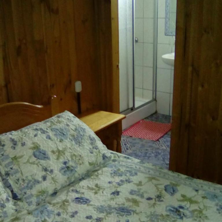 Hospedaje Los Calafates - Habitación Doble con baño - 2 camas - 10