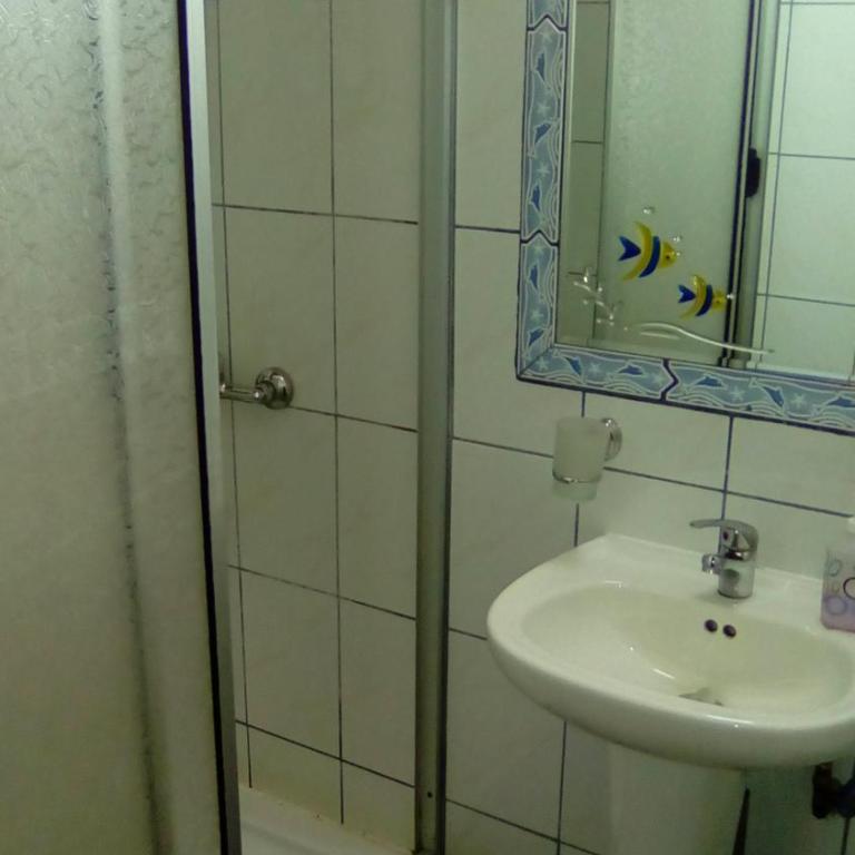 Hospedaje Los Calafates - Habitación Doble con baño - 2 camas - 9