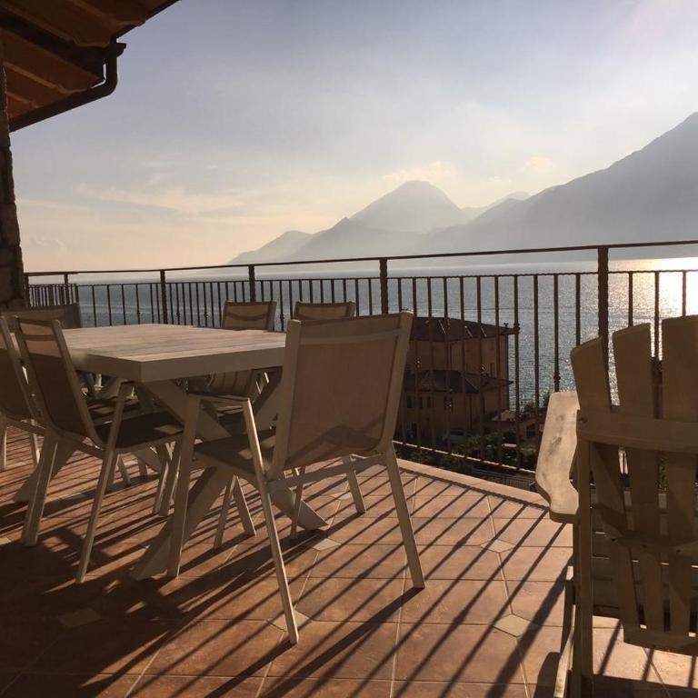 BMP APARTMENT DELUXE 1 JACUZZI RISCALDATA PRIVATA vista Lago di Garda - Appartamento con 3 Camere da Letto - 1
