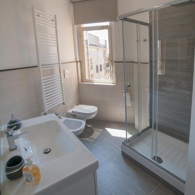 Guest House Vignola - Chambre Triple avec Salle de Bains Privative Séparée - 8