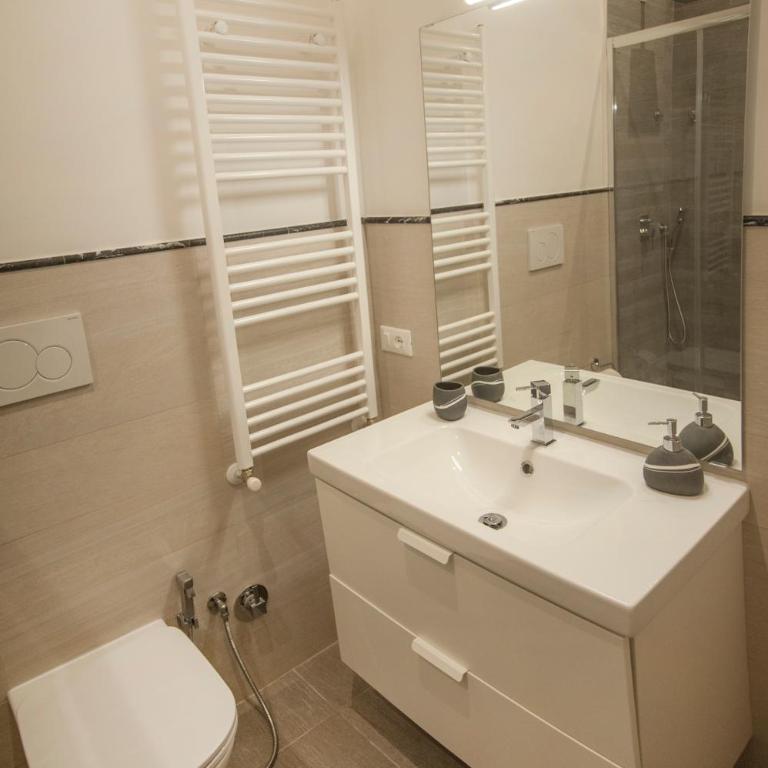 Guest House Vignola - Chambre Double avec Salle de Bains Privative - 3