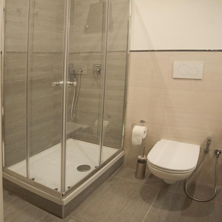 Guest House Vignola - Chambre Double avec Salle de Bains Privative - 4