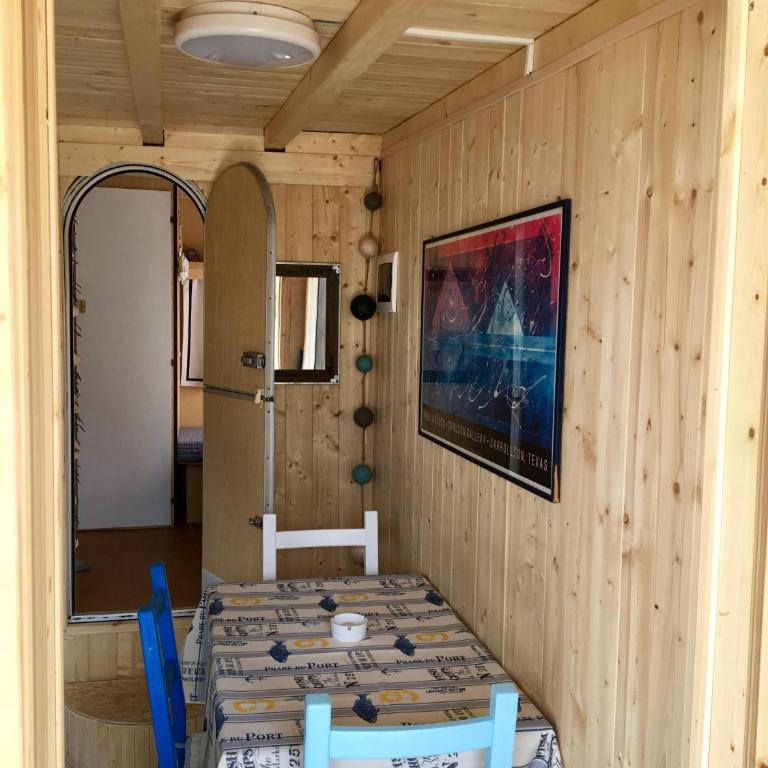 Aquacamp - Caravan with Shared Bathroom - 4
