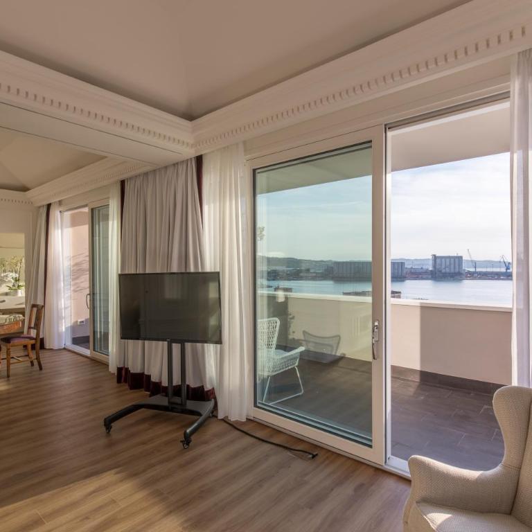 Grand Hotel Palace - Suite Miramare with Sea View - 12