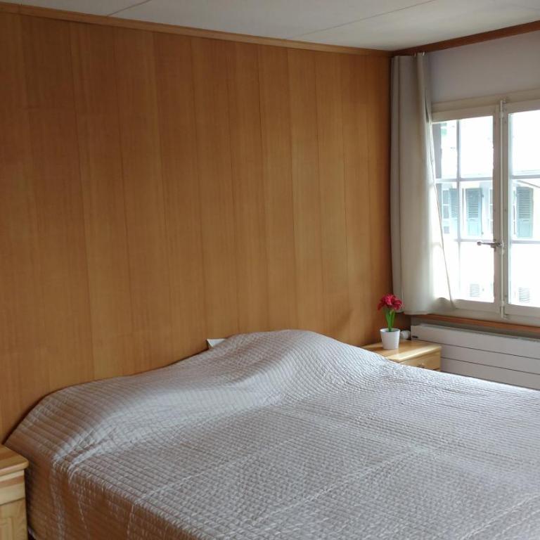 BASE Cafe - Doppelzimmer mit Gemeinschaftsbad - 2