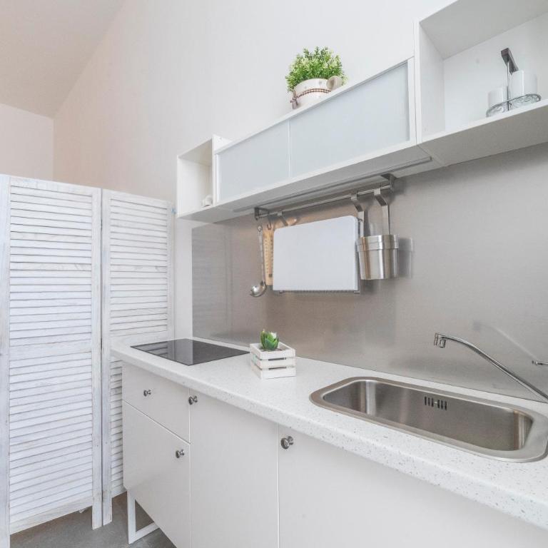 Incentro - King Room with Balcony - 6