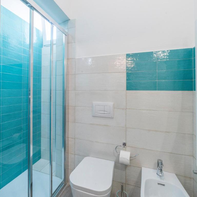 Incentro - King Room with Balcony - 9