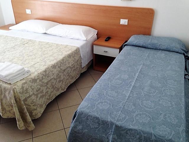 Hotel Madrid - Triple Room with Private Bathroom - 4