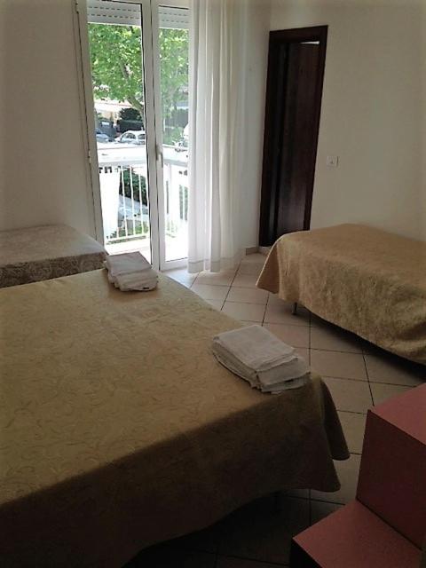 Hotel Madrid - Family Room with Private Bathroom - 4