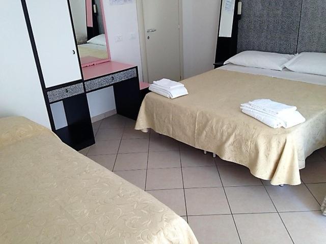 Hotel Madrid - Family Room with Private Bathroom - 1