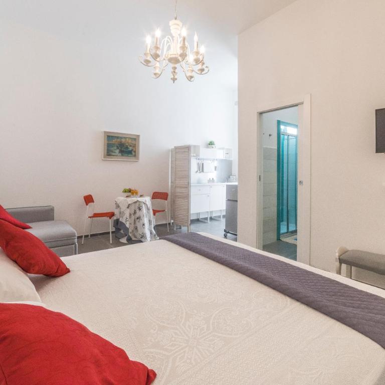 Incentro - King Room with Balcony - 1