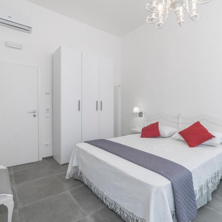Incentro - King Room with Balcony - 3