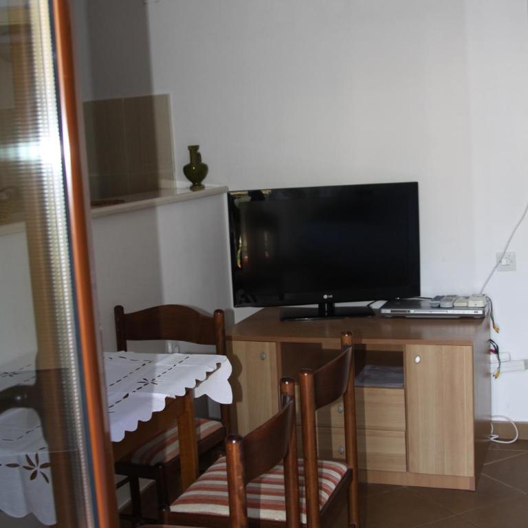Apartments Bečić - One-Bedroom Apartment - 4