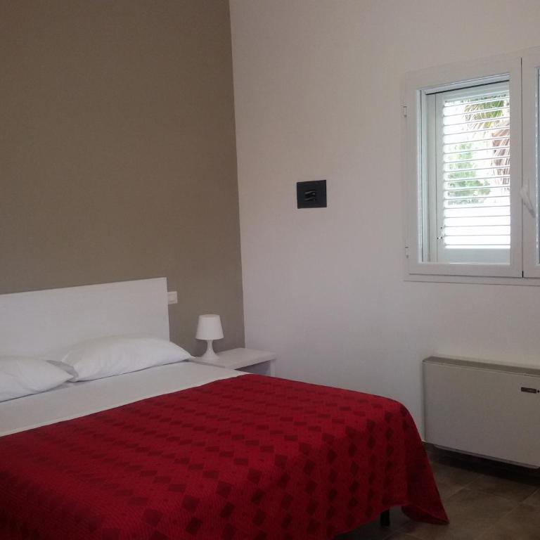 Blu Salentino b&b con Parcheggio Privato Gratuito - Camera Matrimoniale con Bagno Privato - 2