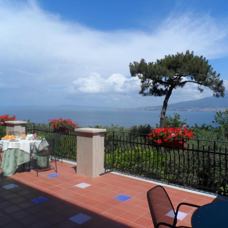 Ancelle Sorrento - Casa d'Accoglienza - Camera Matrimoniale/Doppia con Letti Singoli con Vista Mare - 1