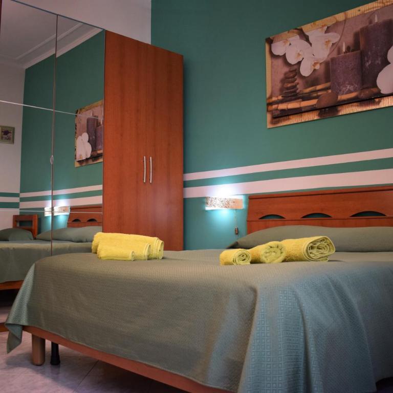 I Petali Guest House - Camera Tripla con Bagno Privato Esterno - 2