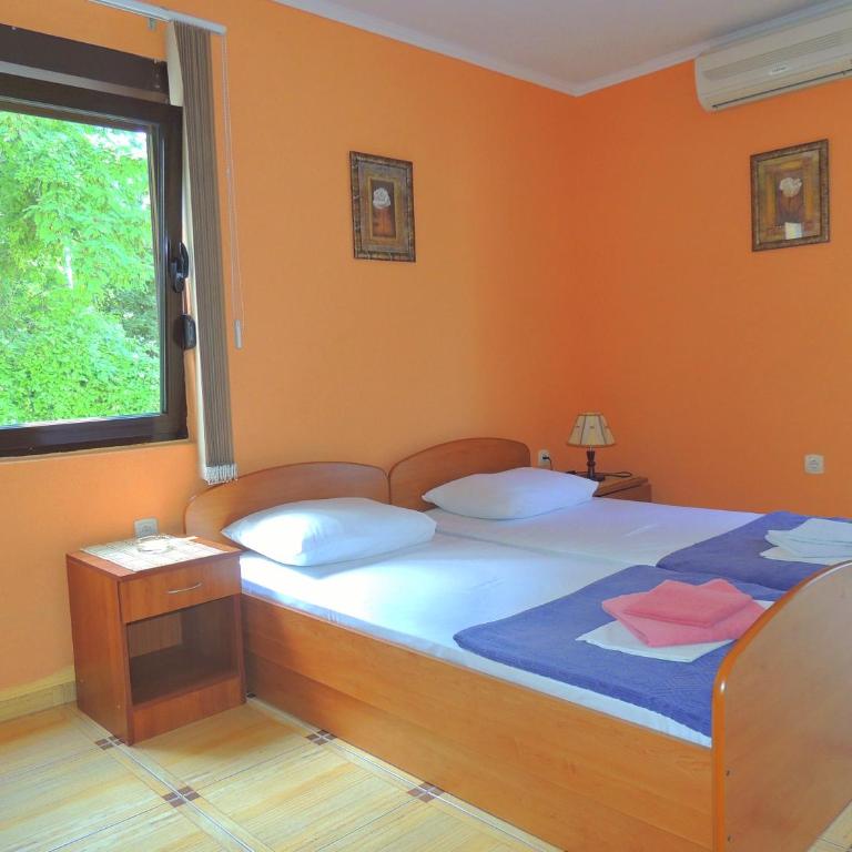 Villa Budvanka Guesthouse - Twin Room with External Bathroom - 3