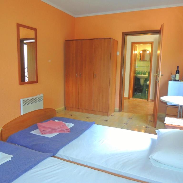 Villa Budvanka Guesthouse - Twin Room with External Bathroom - 4