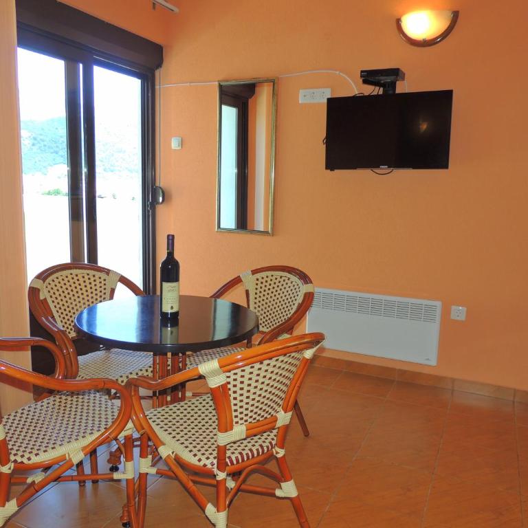 Villa Budvanka Guesthouse - Apartment with Mountain View - 1