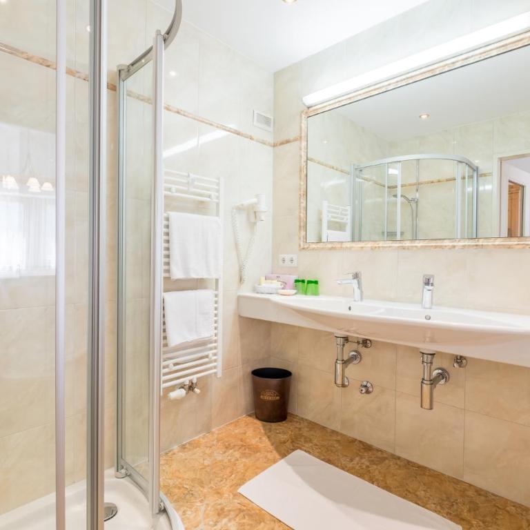 Hotel Riedl im Zillertal - Deluxe Doppelzimmer - 4