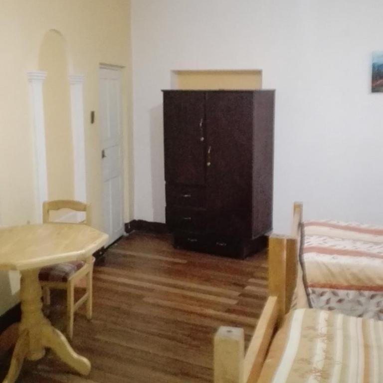 Hostal Isidoros - Terminal de Buses - Habitación Doble - 2 camas - 3