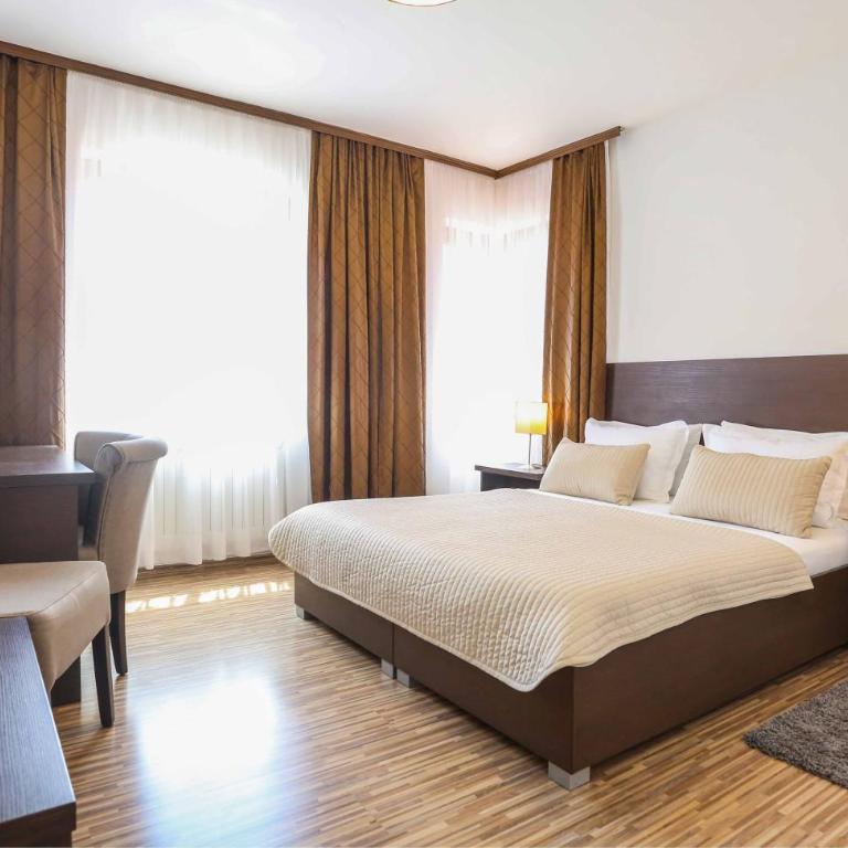 Hotel Divan - Standardna Dvokrevetna Soba sa Bračnim Krevetom/Zasebnim Krevetima - 12