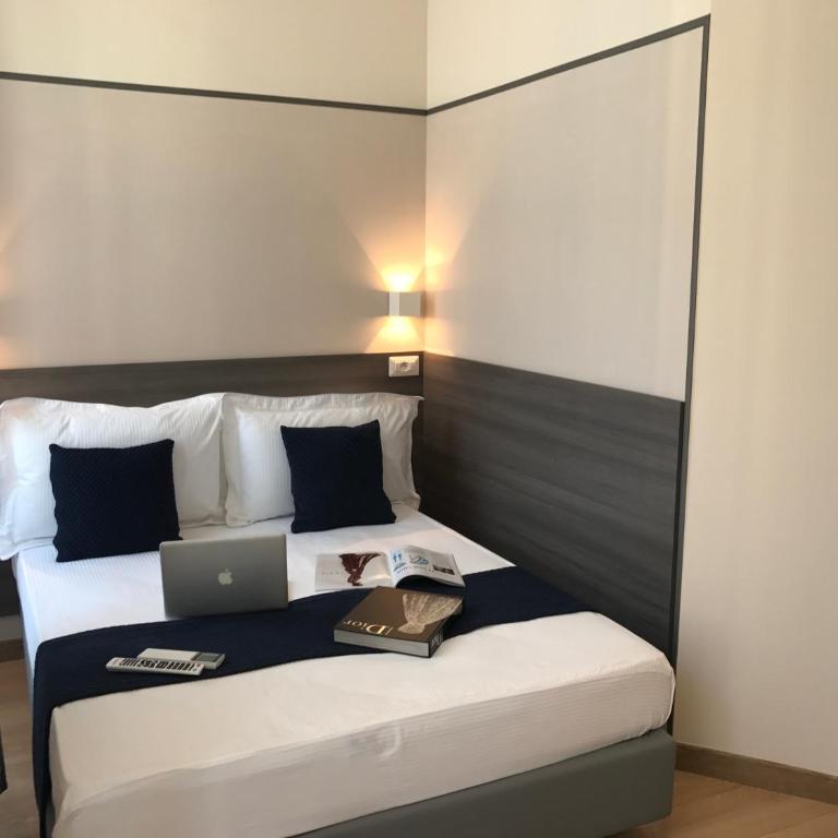 Boutique Hôtel Neptune Nice - Chambre Double avec Balcon - Vue sur Rue Piétonne - 1