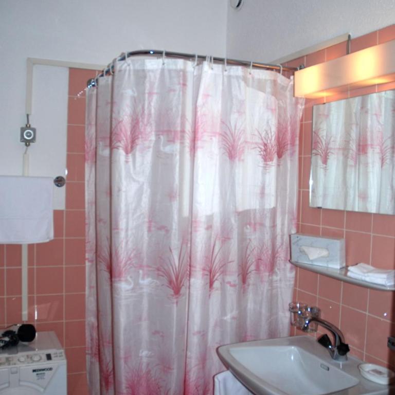 Hotel Bündnerhof - Familienzimmer (2 Erwachsene + 2 Kinder + 1 Baby) - 7