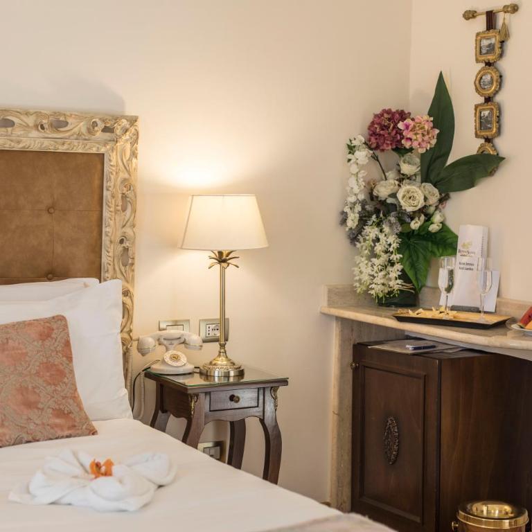 Royal Suite Trinità Dei Monti - Camera Matrimoniale Deluxe con Balcone - 8
