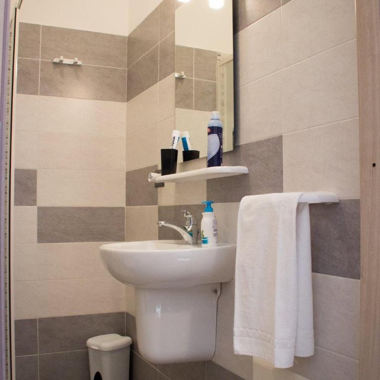 Rocca Pinta Guest House - Camera Matrimoniale con Letto Supplementare - 4