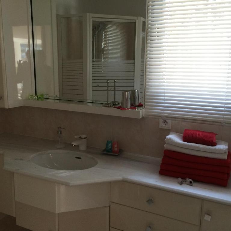 Le petit cassis vue mer et plus haute falaise d Europe Appart 70m2 dans villa avec accès libre piscine parking privé quartier résidentiel très calme plage 5mn en voiture - Appartement - Vue sur Mer - 14