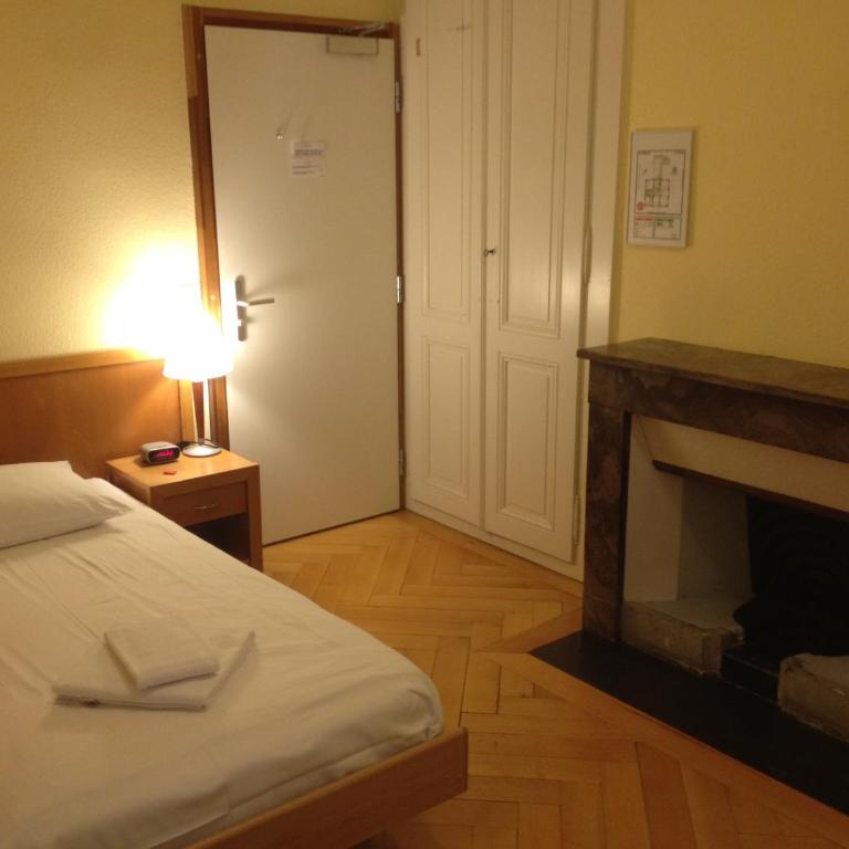 Hotel Le Cénacle - Chambre Simple avec Douche et Toilettes Communes - Vue sur Parc - 3