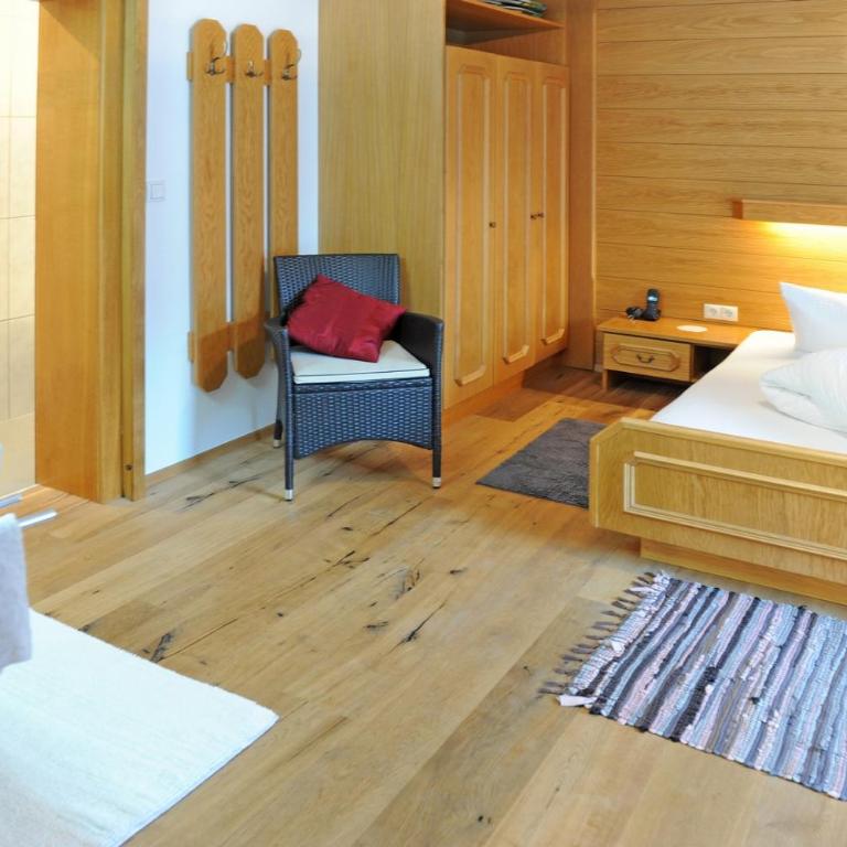 Pension Olympia - Doppelzimmer mit Balkon - 8