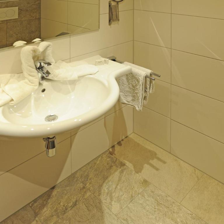 Pension Olympia - Doppelzimmer mit Balkon - 9