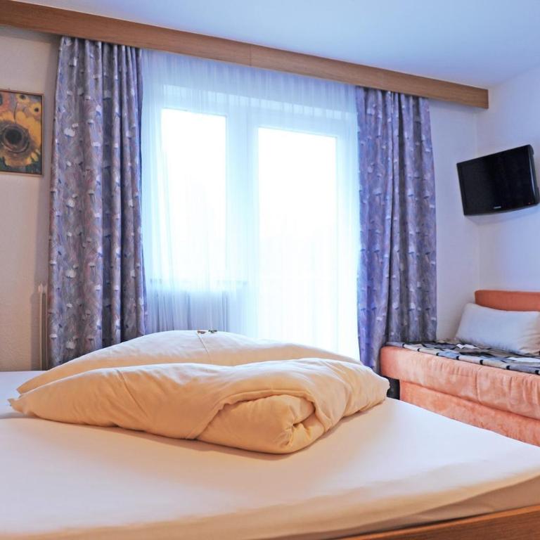 Pension Olympia - Doppelzimmer mit Balkon - 11