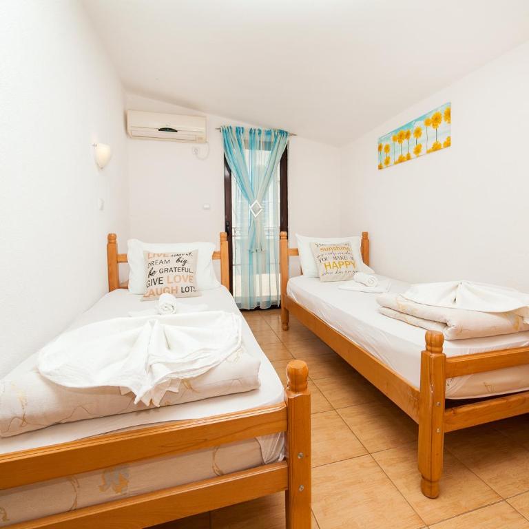 Apartments Viktorija - Two-Bedroom Apartment with Balcony - 6