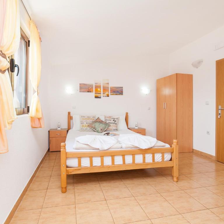 Apartments Viktorija - Studio with Balcony and Sea View (3 Adults) - 10