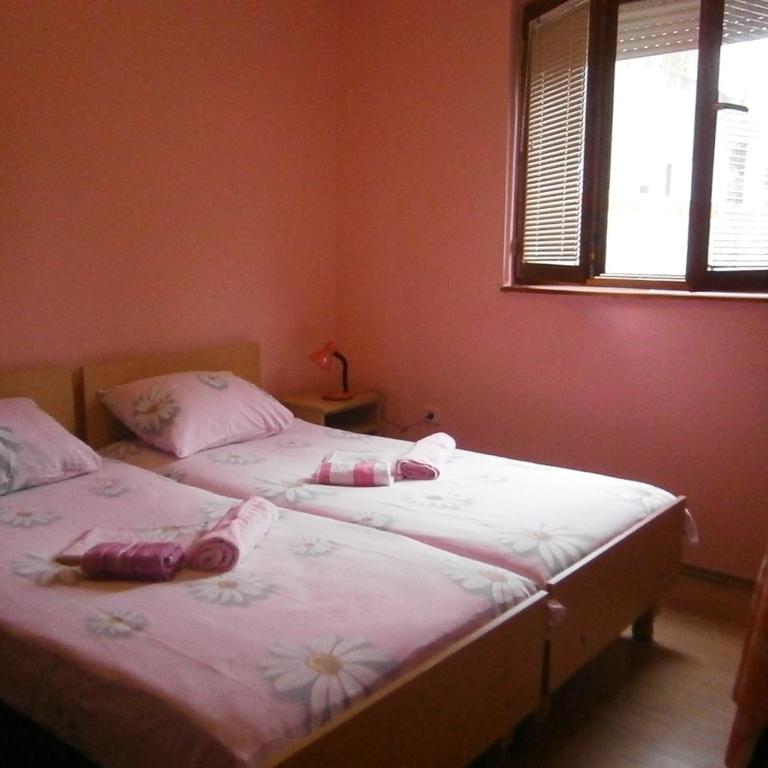 Apartments Stevović - Twin Room with Balcony and Shared Bathroom - 2