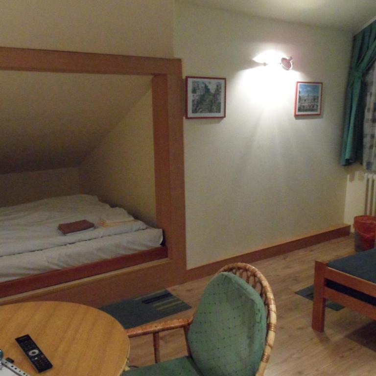 Hostel Oasis - Trokrevetna Soba sa Zajedničkim Kupatilom - 1
