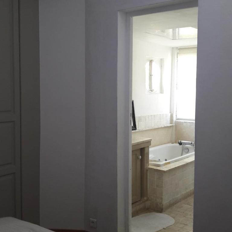 Villa des iris - Chambre Double avec Baignoire - 9